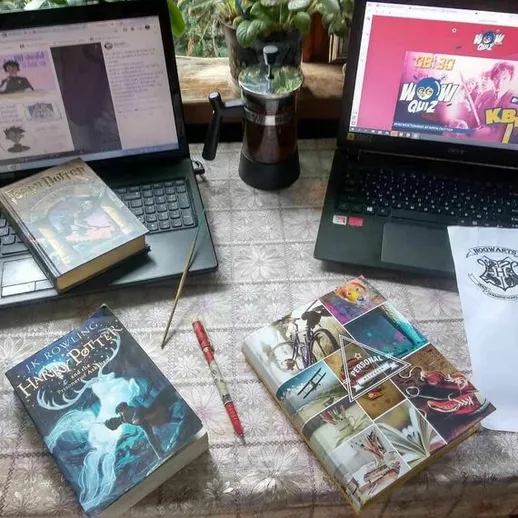 Стол для учебы с книгами, ноутбуками и материалами для подготовки к экзаменам в уютной обстановке