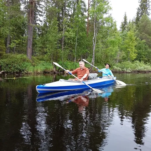 Каякеры наслаждаются спокойствием лесного озера в летний день