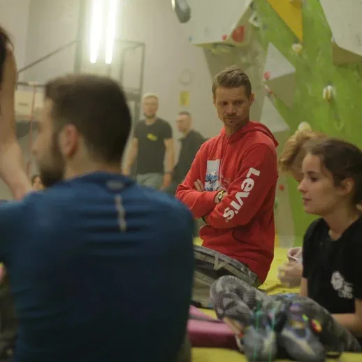 Спортсмены на тренировке по скалолазанию в центре активного отдыха в московском клубе