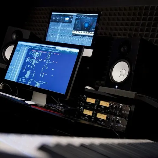 Студия звукозаписи с оборудованием и мониторами для создания музыки