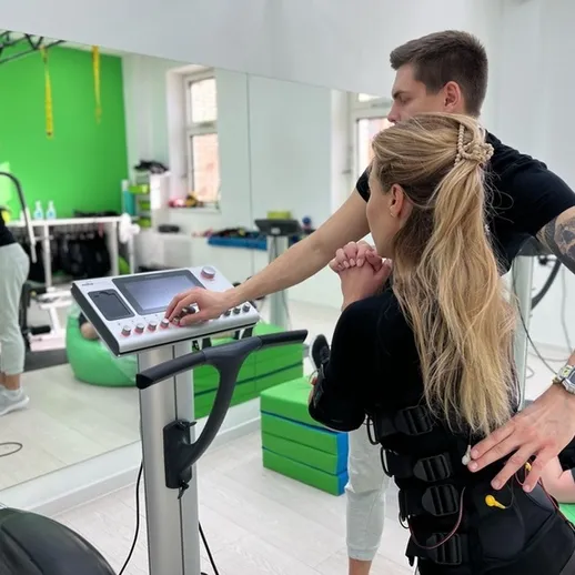 Тренировка в фитнес-центре с профессиональным тренером и использованием оборудования для EMS-тренировок