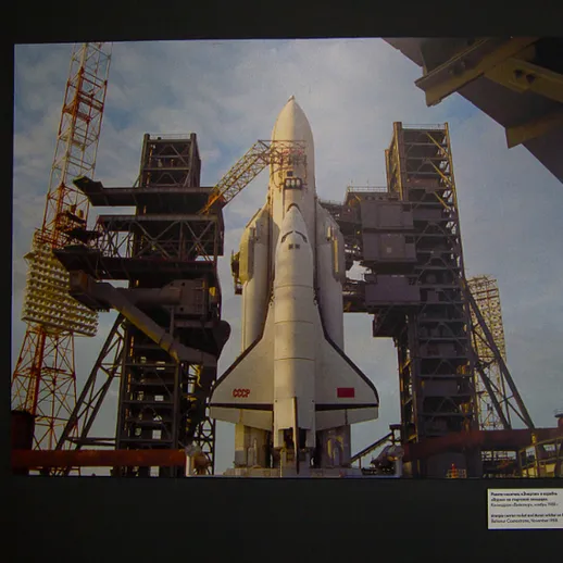 Запуск космического шаттла на стартовой площадке в открытом космосе с подготовкой к полету