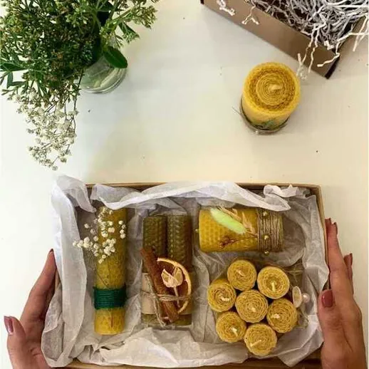 Продукты из воска на картонной упаковке с цветами в вазе