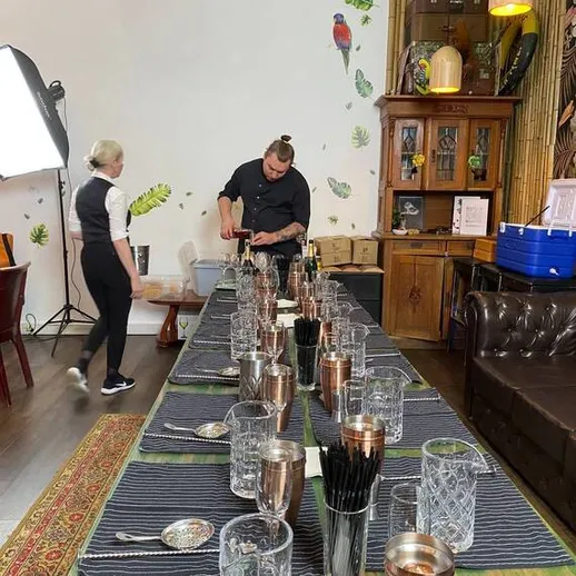 В ресторане проходит подготовка стола для ужина с изысканными блюдами и местными ингредиентами