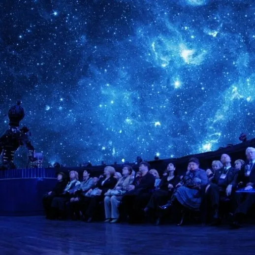Посетители наблюдают за звёздным небом в планетарии в вечернее время