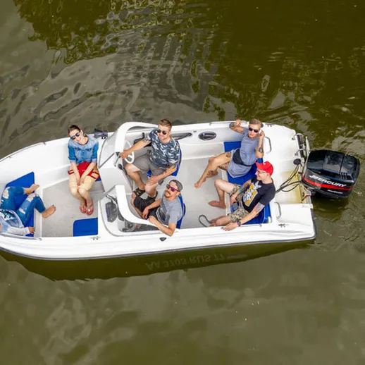 Группа людей наслаждается отдыхом на моторной лодке в солнечный день на реке в России