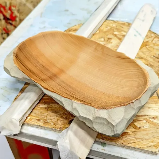 Деревянная чаша на столе, изготовленная вручную мастером деревопереработки в мастерской