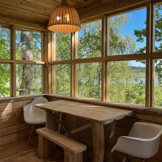 Уютное деревянное помещение с видом на природу в лесу, светлое утро, открытые окна