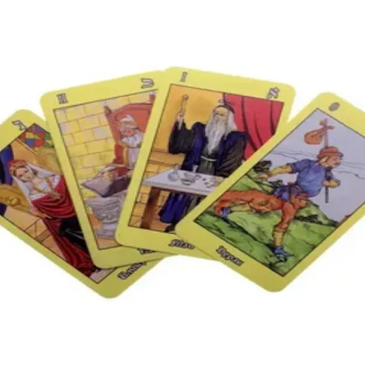 Карты Таро на столе с изображениями мудрецов и действий в светлом помещении