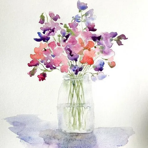 Букет из сладкого горошка в стеклянной вазе на белом фоне