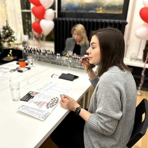 Женщина на мероприятии в уютном кафе с декором и сердечками наслаждается десертом в зимний вечер