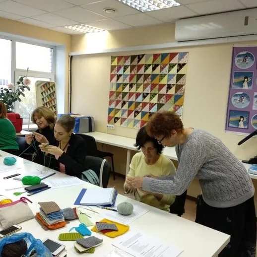 Занятие по вязанию в творческой мастерской, где участники обучаются новым техникам