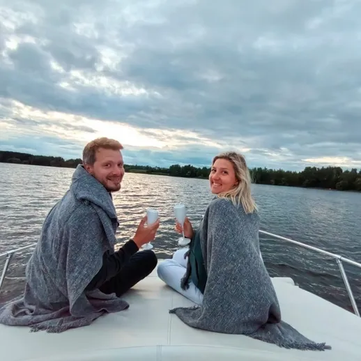 Совместный отдых на лодке во время заката на водоеме