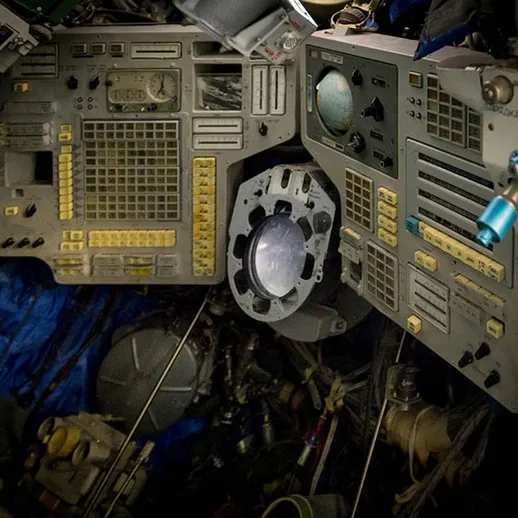 Космический аппарат с управленческими панелями на борту, детали приборов и систем, вид изнутри, время миссии