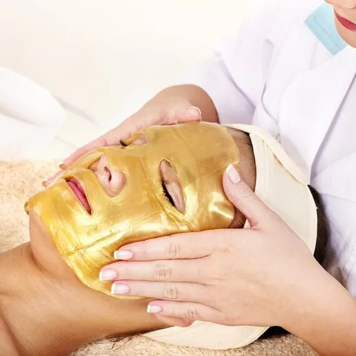 Успокаивающая процедура золотой маски для лица в салоне красоты