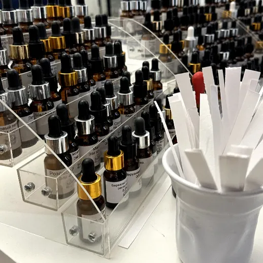 Разнообразие ароматов в современном парфюмерном магазине с флаконами и тестерами на стенде