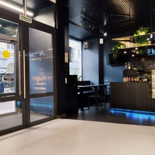 Н современном кафе в центре города посетители наслаждаются атмосферой и уютом в вечернее время