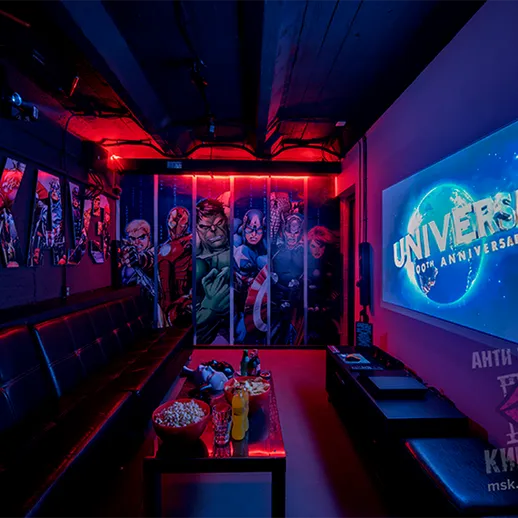 Уютная комната для просмотра фильмов с тематикой супергероев и яркой подсветкой в кинотеатре