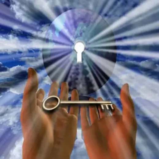 Ключ в руках под небом, символизирующий открытие возможностей и новые перспективы