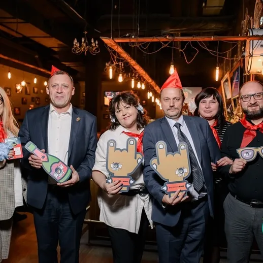 Участники викторины наслаждаются вечерним мероприятием в уютном кафе, демонстрируя веселые реквизиты и костюмы