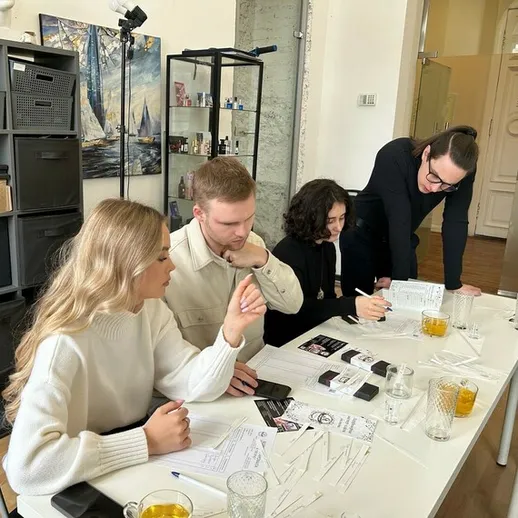 Встреча команды в креативном офисе с обсуждением важных вопросов и планов на будущее