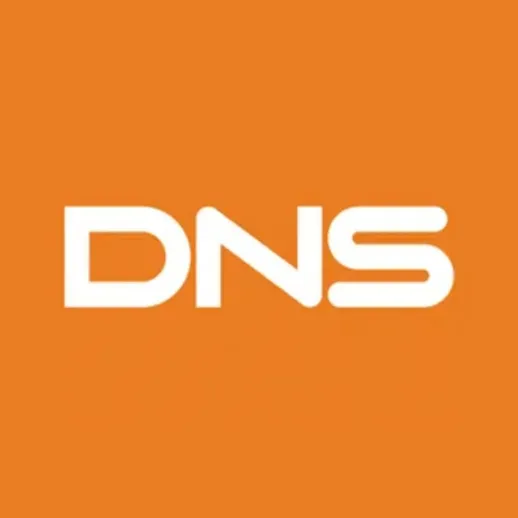Логотип компании DNS на оранжевом фоне, символизирующий информационные технологии и услуги связи в современном мире