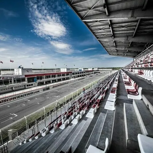 Пустая трибуна на автодроме в Москве во время гоночного уикенда летом
