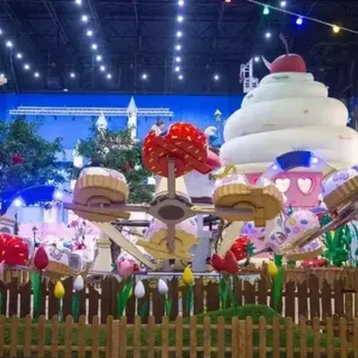 Игровая площадка с аттракционами для детей и яркими украшениями в развлекательном центре