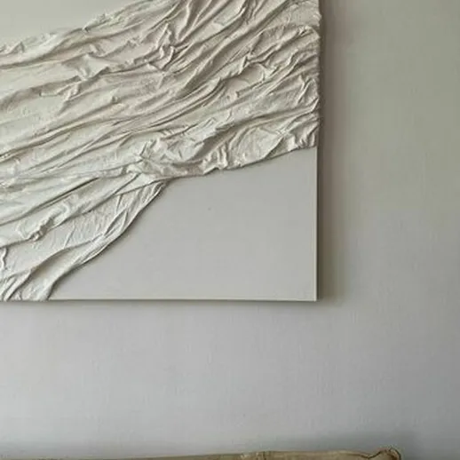 Текстурная пастельная композиция на стене в современном интерьере гостиной