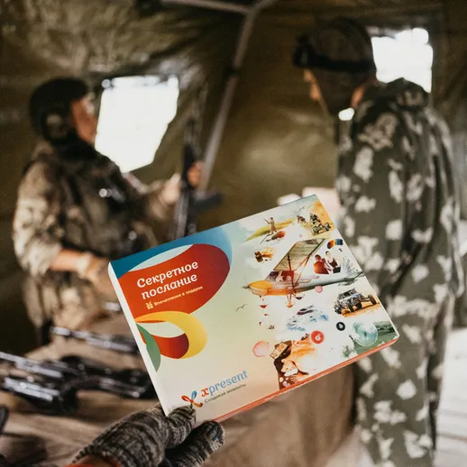 Специалисты обсуждают секретное послание в полевом лагере с оружием и военной техникой