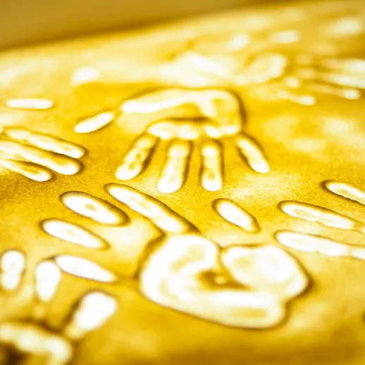 Отпечатки рук на желтой поверхности в теплых тонах, отражающие творческий процесс и взаимодействие