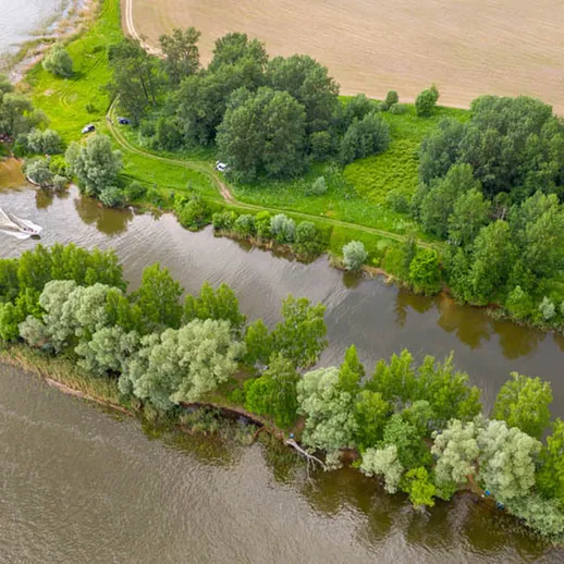 Чистая река с зелеными берегами и лодкой в солнечный день в России