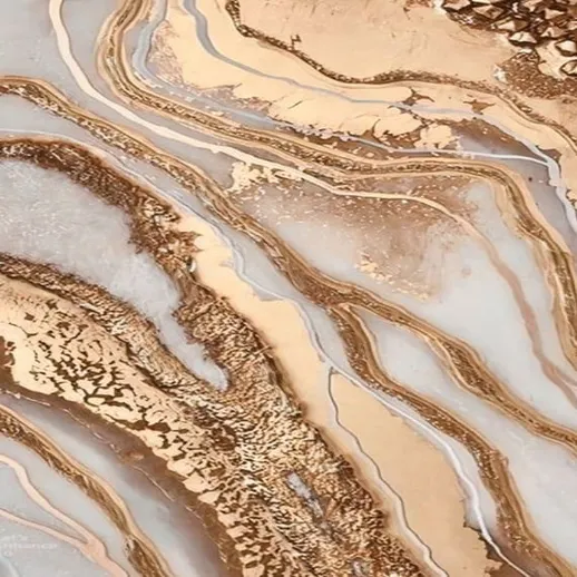 Абстрактный узор с золотыми и белыми оттенками, раскрывающий гармонию природы и современного искусства