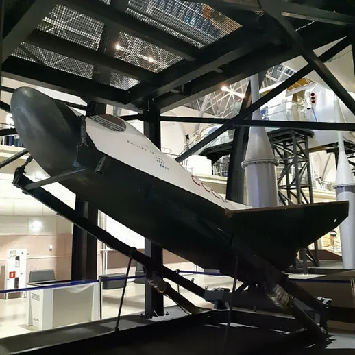 Модель космического корабля в музейной экспозиции, посвященной космическим путешествиям и исследованиям