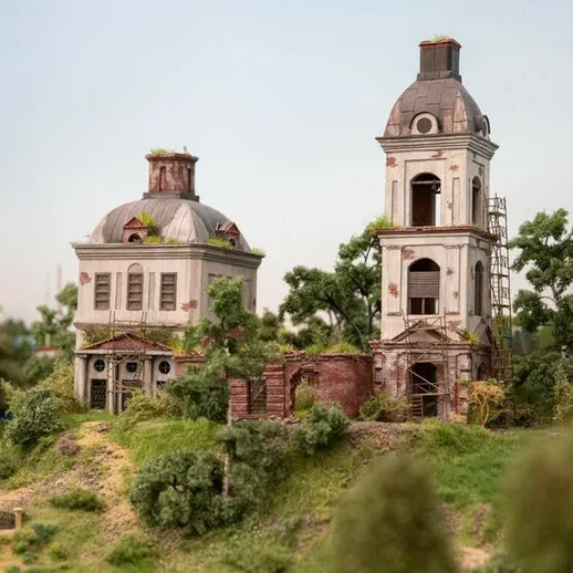 Заброшенные здания на холме среди greenery в ясный день