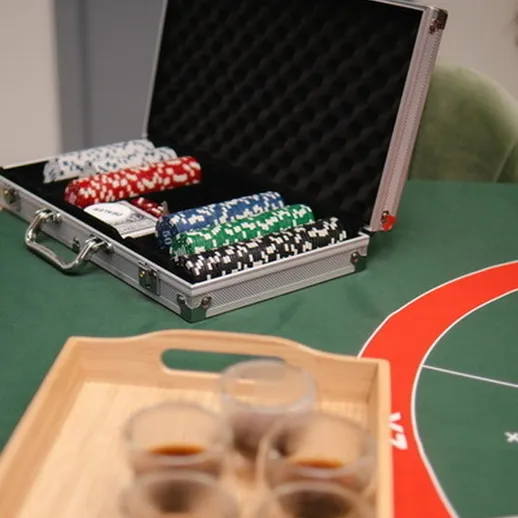 Игра в покер с фишками и закусками на столе в домашней обстановке