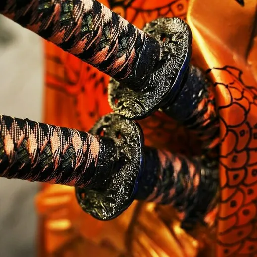 Красивые катаны на фоне яркой ткани, создающие атмосферу традиционной японской культуры в вечернее время