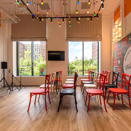 Современное пространство для мероприятий с яркими стульями и декорациями в городе