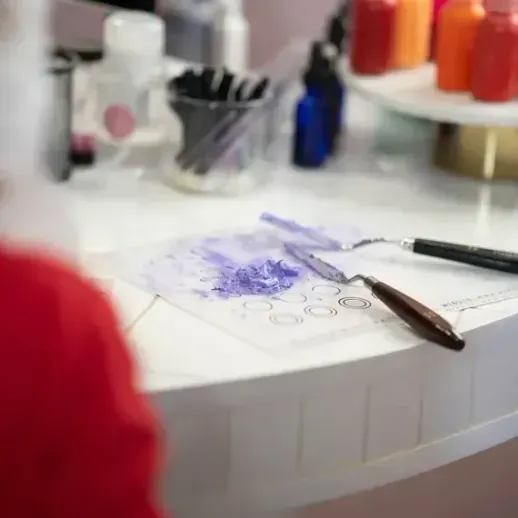 Работа с краской и инструментами на столе в мастерской в районе города