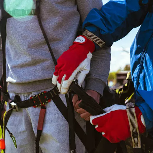 Подготовка к прыжку с парашютом на тренировочной площадке в теплый день
