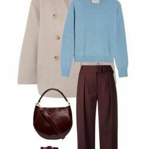 Современный стильный наряд с бежевым пиджаком и голубым свитером для осенней погоды