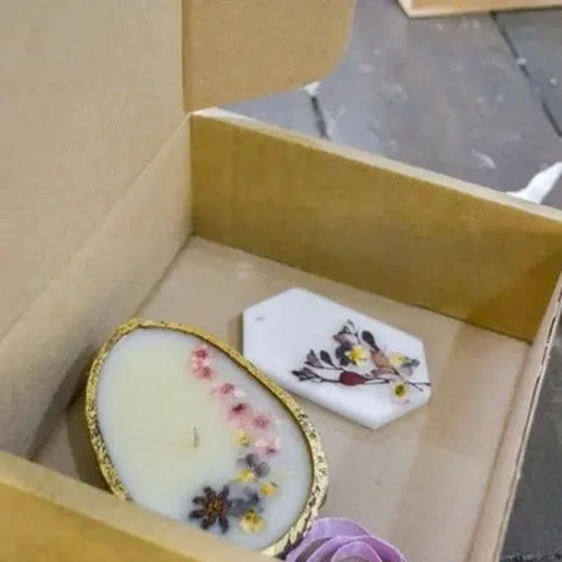 Восхитительное мыло ручной работы с цветами и упаковка в картонной коробке