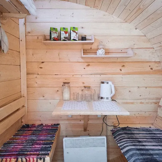 Уютный деревянный уголок с чайником и посудой в доме, населенном атмосферой уюта и тепла