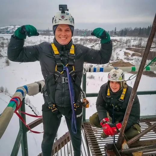 Команда альпинистов на высоте, готовящаяся к спуску в зимних условиях в России