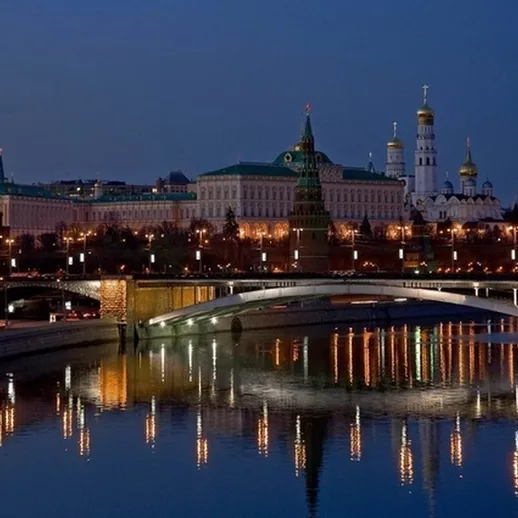 Москва ночью. Кремль и мост на реке в вечернем свете