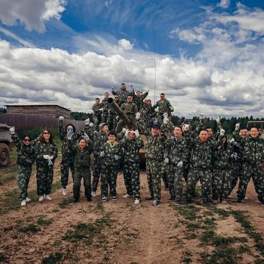 Группа военных на учебной базе среди облаков, подготовка к учениям в поле в ясный день