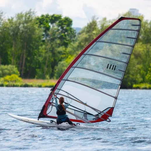 Ветроход на воде с парусом в летний день на озере