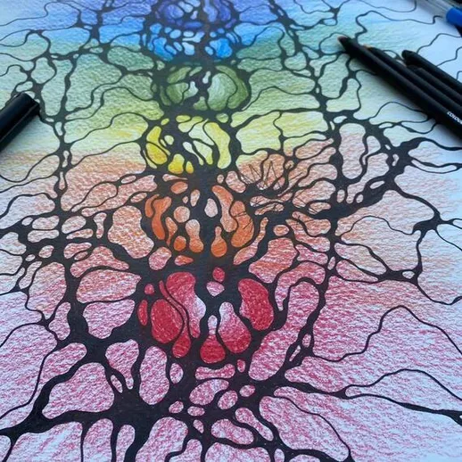 Яркая абстрактная раскраска с цветными узорами и черными линиями