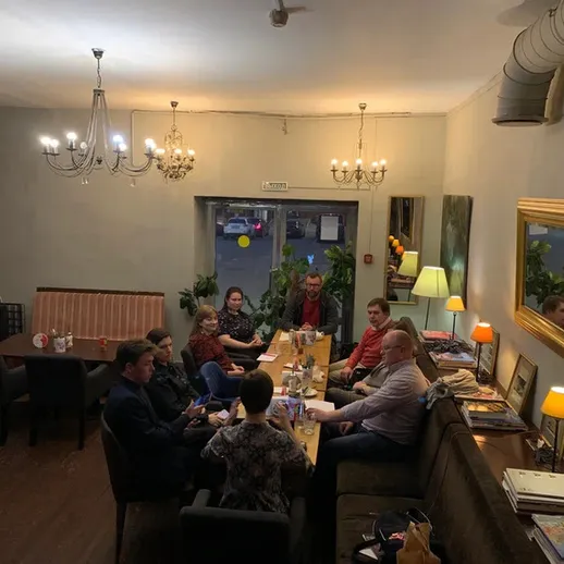 Вечерняя встреча друзей в кафе с уютной атмосферой и теплым светом