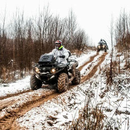 Непогода не помеха: квадроциклы на заснеженных тропах леса зимой